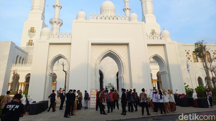 Para tamu peresmian Masjid Sheikh Zayed discreening, tas dan HP dititipkan. Senin (14/11/2022)