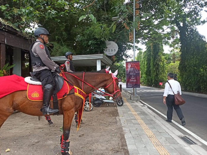 Pasukan berkuda dari kepolisian untuk pengamanan kawasan Nusa Dua, Badung, Minggu (13/11/2022).