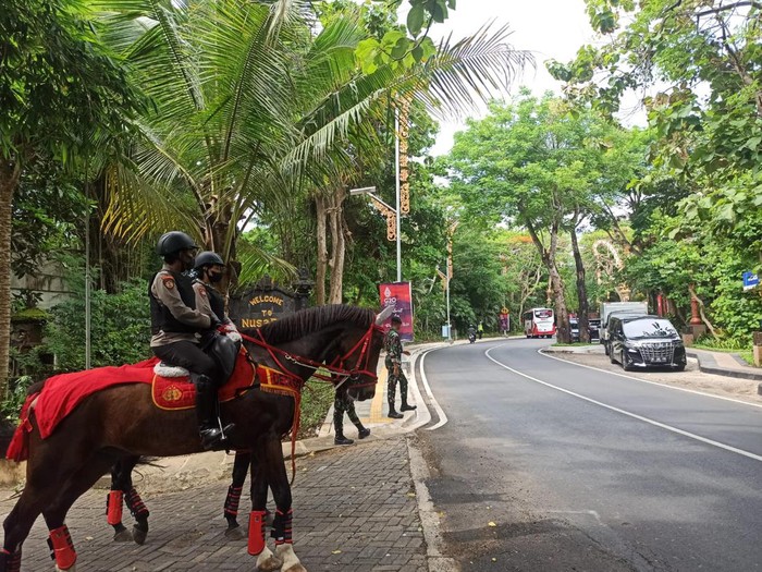 Pasukan berkuda dari kepolisian untuk pengamanan kawasan Nusa Dua, Badung, Minggu (13/11/2022).
