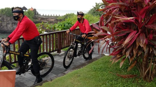 Patroli bersepeda mewarnai pengamanan objek wisata Tanah Lot selama berlangsungnya KTT G20 pada pekan ini. (istimewa)