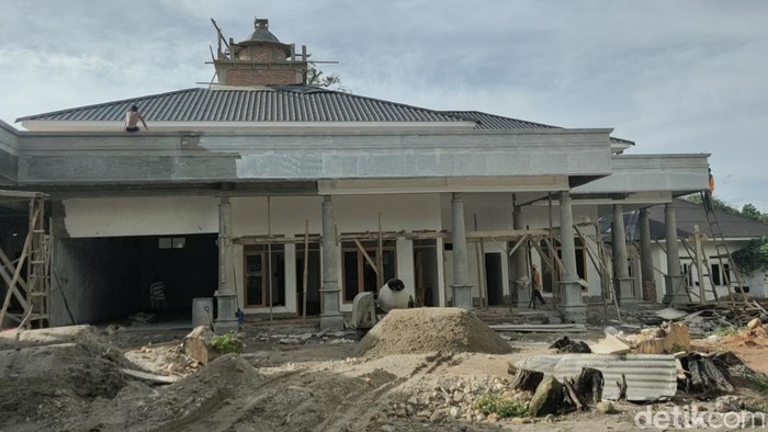 Pekerja sedang memasang rangka baja di bangunan pendopo rumah dinas Bupati Labuhanbatu.