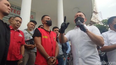 Potret Pemukul Mahasiswa Pakai Tongkat Baseball yang Kini Berompi Tahanan