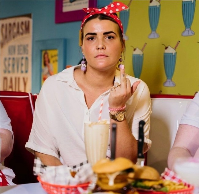 Konsep Karen’s Diner memang memberikan pengalaman makan yang tak biasa. Terinspirasi dari Karen, julukan yang diberikan orang Barat untuk sosok menyebalkan, keras kepala dan selalu mengganggu orang lain karena merasa dirinya paling benar. Foto: Instagram/@karensdinerofficial