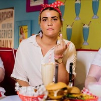 Konsep Karen’s Diner memang memberikan pengalaman makan yang tak biasa. Terinspirasi dari Karen, julukan yang diberikan orang Barat untuk sosok menyebalkan, keras kepala dan selalu mengganggu orang lain karena merasa dirinya paling benar. Foto: Instagram/@karensdinerofficial