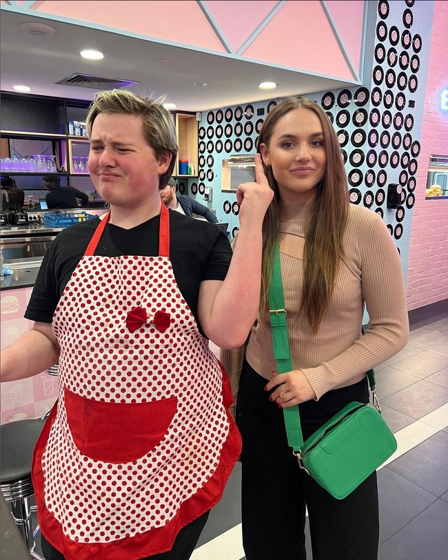 Karen’s Diner bukanlah restoran untuk kamu yang gampang baper. Sebab sumpah serapah bahkan teriakan galak yang akan kamu jumpai dari para pelayan bercelemek vintage. Foto: Instagram/@karensdinerofficial