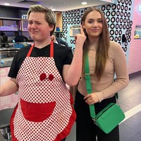 Karen’s Diner bukanlah restoran untuk kamu yang gampang baper. Sebab sumpah serapah bahkan teriakan galak yang akan kamu jumpai dari para pelayan bercelemek vintage. Foto: Instagram/@karensdinerofficial