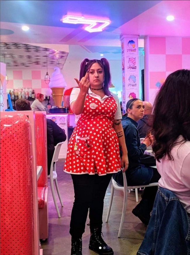 Karen’s Diner merupakan jaringan restoran yang berasal dari Australia, tapi mengadaptasi tempat makan (diner) di Amerika Serikat padaera 1950-an. Foto: Instagram/@karensdinerofficial