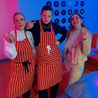 Bertolak belakang dengan sikap staf yang selalu marah-marah, seragam mereka justru kental nuansa ceria. Para pelayan Karen’s Diner biasanya memakai kemeja putih yang dilengkapi apron berwarna cerah dan motif atraktif. Foto: Instagram/@karensdinerofficial