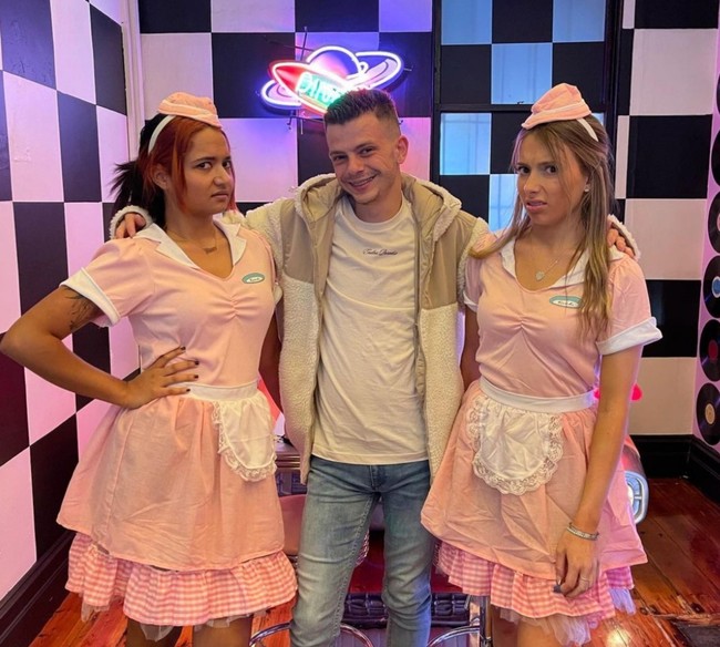 Beda negara, beda pula penampilan pelayannya. Ada pula seragam bernuansa girlie warna salem pink dengan apron berhias renda. Persis seperti gaya waitress jadul di Amerika Serikat. Foto: Instagram/@karensdinerofficial