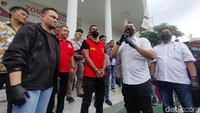 Willem dihadirkan di hadapan wartawan dengan rompi tahanan dan tangan terborgol (Foto: Praditya Fauzi Rahman)