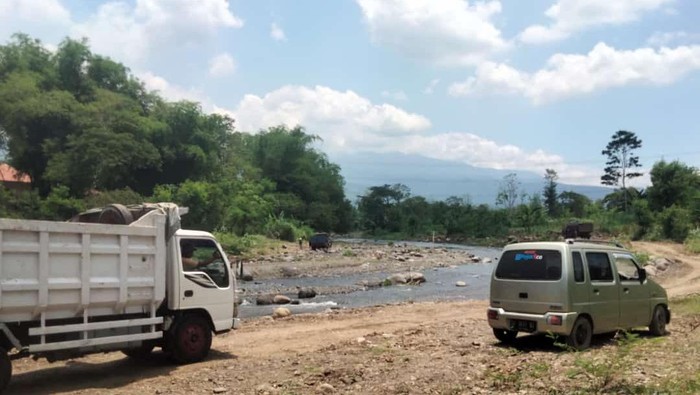 Penambangan pasir dan batu di Probolinggo