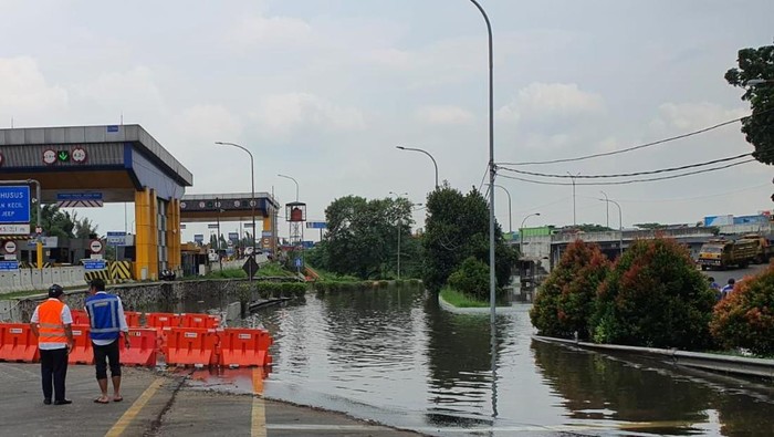 Penampakan banjir di Tol Bitung, Tangerang, Senin (14/11/2022).
