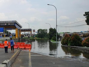 Gerbang Tol Bitung Masih Tergenang, Kendaraan Tertahan!