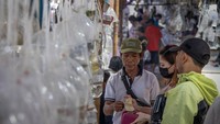Dalam sehari, pasar ini memiliki omzet penjualan sebesar Rp 3 M - Rp 4 M dengan 380 pedagang dan 270 lapak yang tersedia.