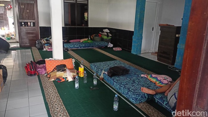 Pengungsi banjir akibat tanggul jebol di Tangerang.