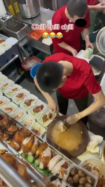 Penjual nasi ayam pakai 1 potong dada ayam untuk 3 porsi nasi.