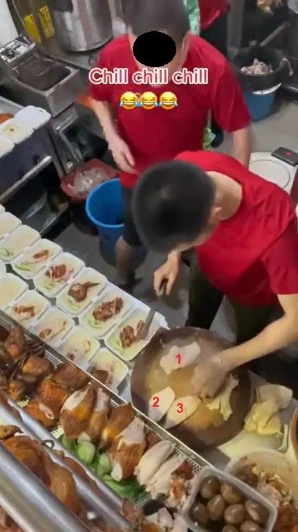 Penjual nasi ayam pakai 1 potong dada ayam untuk 3 porsi nasi.