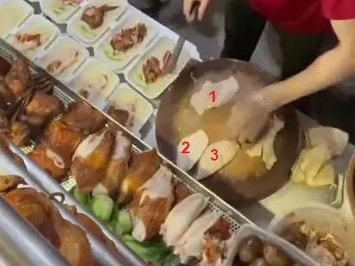 Penjual nasi ayam pakai 1 potong dada ayam untuk 3 porsi nasi.