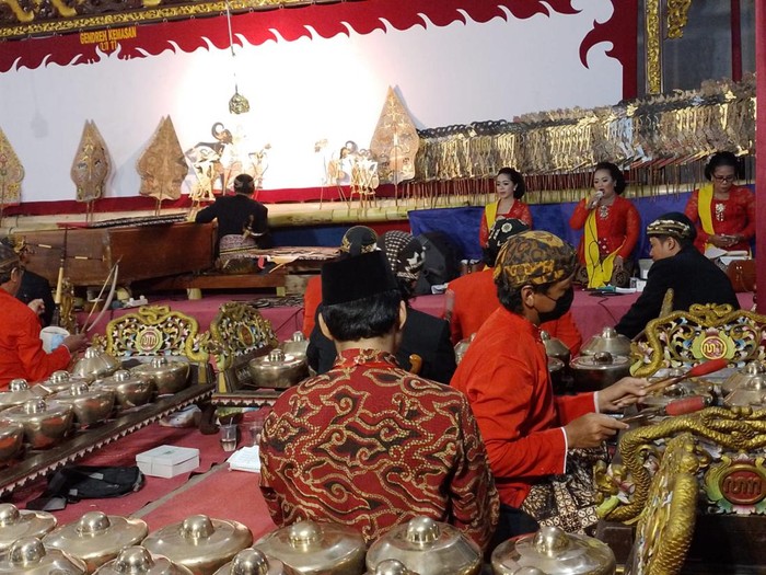 Pentas bersama dalang Klaten di RSPD, Minggu (13/11/2022) malam.