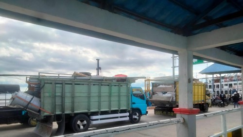 Truk-truk ekspedisi di penyeberangan Kupang-Rote