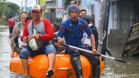 Perahu ini digunakan untuk evakuasi dan mengangkut warga terdampak banjir.