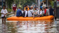 Perahu tampak wara-wiri mengangkut warga. 