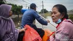 Perahu Rescue Wara-wiri Angkut Warga Terdampak Banjir Tangerang