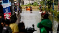 Banjir disebabkan luapan sungai dan mengakibatkan rumah terendam.