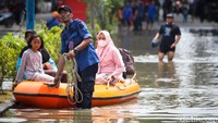 Perahu rescue milik Damkar dan polisi dikerahkan di perumahan Garden City Residence, Periuk, Tangerang, Banten, Senin (14/11/2022) yang terendam banjir.