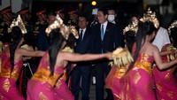 Perdana Menteri Jepang Fumio Kishida tiba di bandara Internasional Ngurah Rai, Bali. Seiring waktu, tari Pendet juga menjadi tari balih-balihan yang dipentaskan sebagai tarian penyambut tamu. Ciri khas tari pendet yaitu ekspresi penari wanita berpakaian adat yang tersenyum dengan lirikan mata tajam. Penari tari pendet juga membawa properti bokor sloko dengan hiasan janur di pinggirnya. Sonny Tumbelaka/AFP/Getty Images