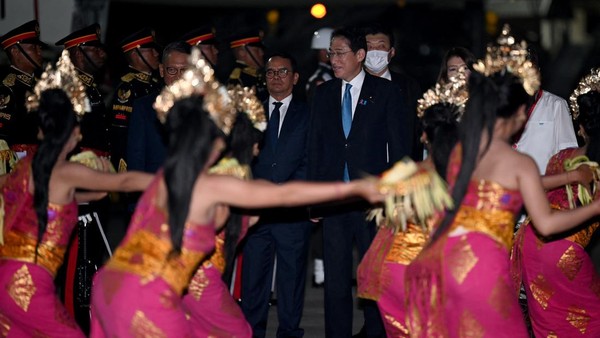 Perdana Menteri Jepang Fumio Kishida tiba di bandara Internasional Ngurah Rai, Bali. Seiring waktu, tari Pendet juga menjadi tari balih-balihan yang dipentaskan sebagai tarian penyambut tamu. Ciri khas tari pendet yaitu ekspresi penari wanita berpakaian adat yang tersenyum dengan lirikan mata tajam. Penari tari pendet juga membawa properti bokor sloko dengan hiasan janur di pinggirnya. Sonny Tumbelaka/AFP/Getty Images Perdana Menteri Jepang Fumio Kishida tiba di bandara Internasional Ngurah Rai, Bali. Seiring waktu, tari Pendet juga menjadi tari balih-balihan yang dipentaskan sebagai tarian penyambut tamu. Ciri khas tari pendet yaitu ekspresi penari wanita berpakaian adat yang tersenyum dengan lirikan mata tajam. Penari tari pendet juga membawa properti bokor sloko dengan hiasan janur di pinggirnya. Sonny Tumbelaka/AFP/Getty Images