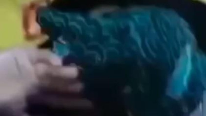 Perempuan batik hijau yang diduga siswi di salah satu SMK di Sampang