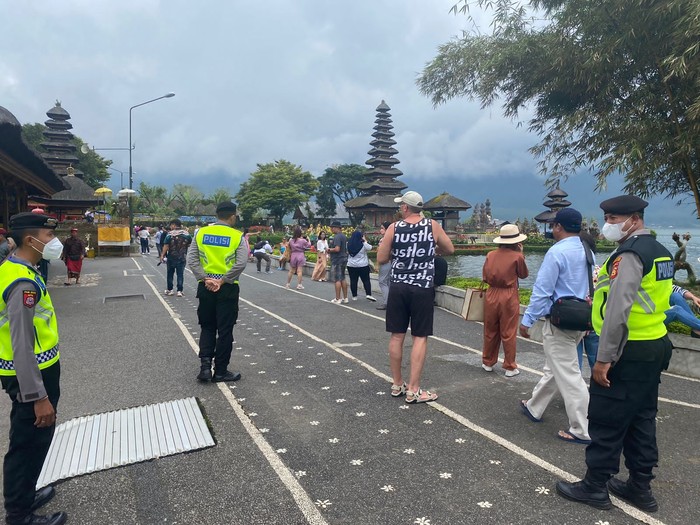 Personel Polres Tabanan melakukan patroli di objek wisata Ulundanu Beratan, Minggu (13/11/2022). (Istimewa)