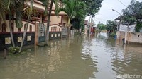 Warga berharap segera adanya pembangunan turap di sekitar aliran Sungai Cirarab sehingga dapat mencegah banjir. (Adrial Akbar/detikcom)