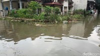 Hendi juga mengatakan ketika banjir datang, dirinya sempat mengungsi. Saat itu dia khawatir karena tinggi permukaan air banjir yang hampir merendam instalasi listrik di rumahnya. (Adrial Akbar/detikcom)