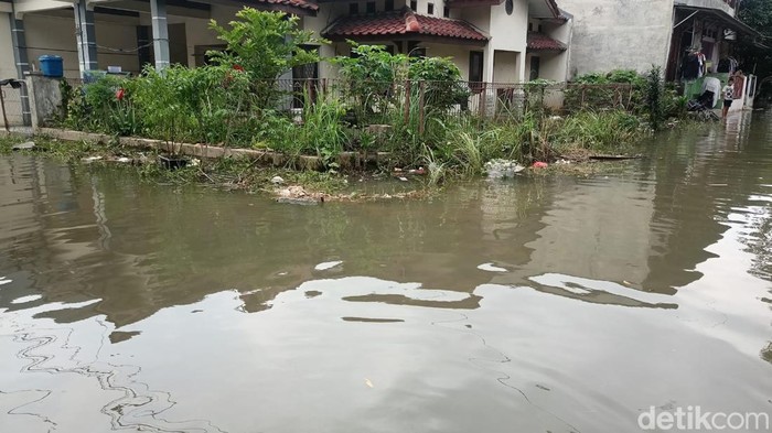 Perumahan Villa Tomang Baru, Kecamatan Pasar Kemis, Kabupaten Tangerang, terendam banjir akibat tembok tanggul jebol. Warga berharap tanggul dibangun. (Adrial Akbar/detikcom)