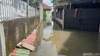 Warga menuturkan air mulai membanjiri rumahnya sejak Sabtu (12/11) malam. Banjir pun sempat surut, namun akhirnya debit air kembali meningkat karena curah hujan yang tinggi pada Minggu (13/11) malam. (Adrial Akbar/detikcom)