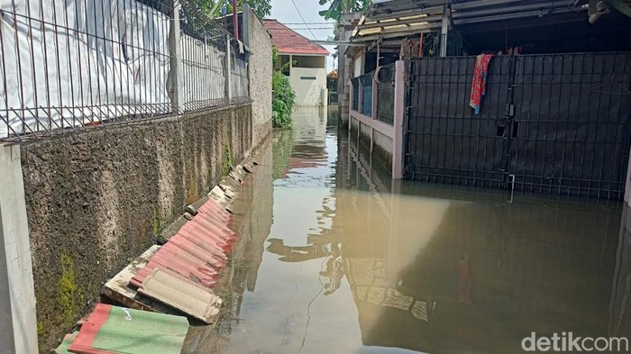 Perumahan Villa Tomang Baru, Kecamatan Pasar Kemis, Kabupaten Tangerang, terendam banjir akibat tembok tanggul jebol. Warga berharap tanggul dibangun. (Adrial Akbar/detikcom)