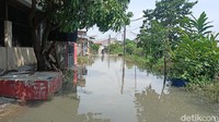 Seorang warga, Hendi (53), mengatakan banjir sempat tingginya mencapai sekitar 120 sentimeter (cm). (Adrial Akbar/detikcom)