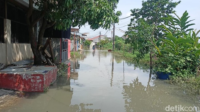 Perumahan Villa Tomang Baru, Kecamatan Pasar Kemis, Kabupaten Tangerang, terendam banjir akibat tembok tanggul jebol. Warga berharap tanggul dibangun. (Adrial Akbar/detikcom)