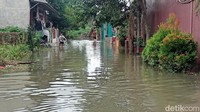 Sebanyak 4.751 kepala keluarga (KK) di 4 kecamatan terdampak banjir yang disebabkan meluapnya aliran sungai Cirarab dan Situ Gelam. (Adrial Akbar/detikcom)