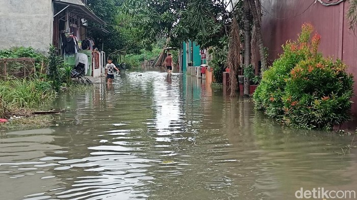 Perumahan Villa Tomang Baru, Kecamatan Pasar Kemis, Kabupaten Tangerang, terendam banjir akibat tembok tanggul jebol. Warga berharap tanggul dibangun. (Adrial Akbar/detikcom)