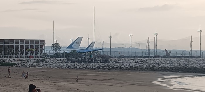 Pesawat kepresidenan Amerika Serikat Air Force One parkir di dekat Pantai Jerman, Kelurahan Tuban, Kabupaten Badung, Bali. Foto: Triwidiyanti