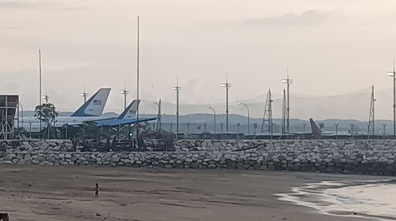 Pesawat kepresidenan Amerika Serikat Air Force One parkir di dekat Pantai Jerman, Kelurahan Tuban, Kabupaten Badung, Bali. Foto: Triwidiyanti Pesawat kepresidenan Amerika Serikat Air Force One parkir di dekat Pantai Jerman, Kelurahan Tuban, Kabupaten Badung, Bali. Foto: Triwidiyanti