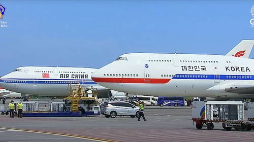 Suasana di Bandara Ngurah Rai, Senin (14/11/2022). Pesawat Korea Selatan dan China parkir bersebelahan.