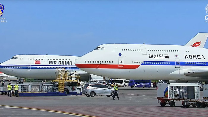 Suasana di Bandara Ngurah Rai, Senin (14/11/2022). Pesawat Korea Selatan dan China parkir bersebelahan.