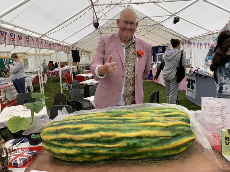 Extra Jumbo! Pria Ini Tanam Sayuran dan Buah Raksasa di Kebunnya