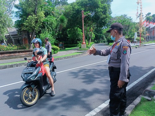 Petugas meminta wisman putar arah dari gerbang utama The Nusa Dua, Senin (14/11/2022).