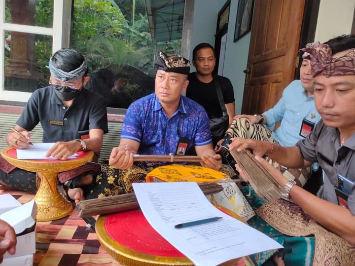 Petugas Penyuluh Bahasa Bali Jembrana saat melakukan konservasi dan digitalisasi lontar di Kelurahan Lelateng, Kecamatan Negara, Kabupaten Jembrana, Bali, Senin (14/11/2022). (I Putu Adi Budiastrawan/detikBali)