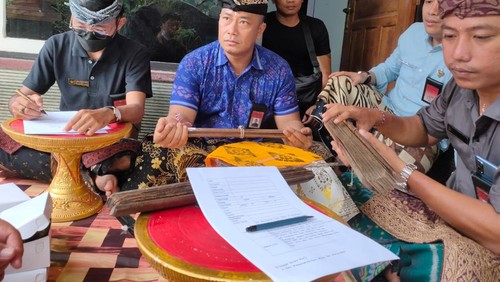 Petugas Penyuluh Bahasa Bali Jembrana saat melakukan konservasi dan digitalisasi lontar di Kelurahan Lelateng, Kecamatan Negara, Kabupaten Jembrana, Bali, Senin (14/11/2022). (I Putu Adi Budiastrawan/detikBali)